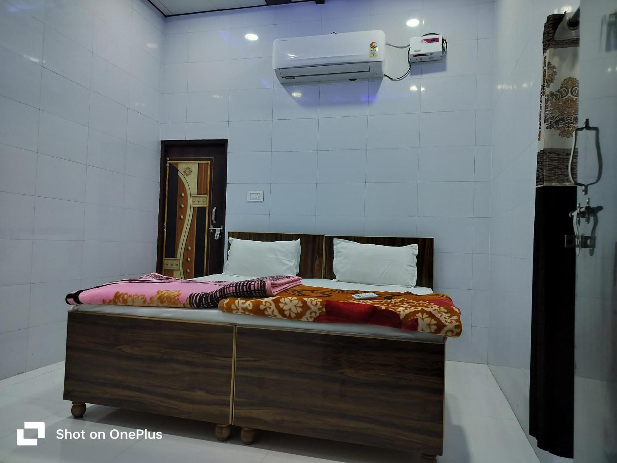 Hotel M&S Seva Sadan à Govardhan Extérieur photo
